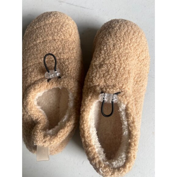 Unisex Sm US 5-6 Tan Fleece-Lined Slippers Adjustable Toggle Closure Non-Slip - Picture 1 of 5